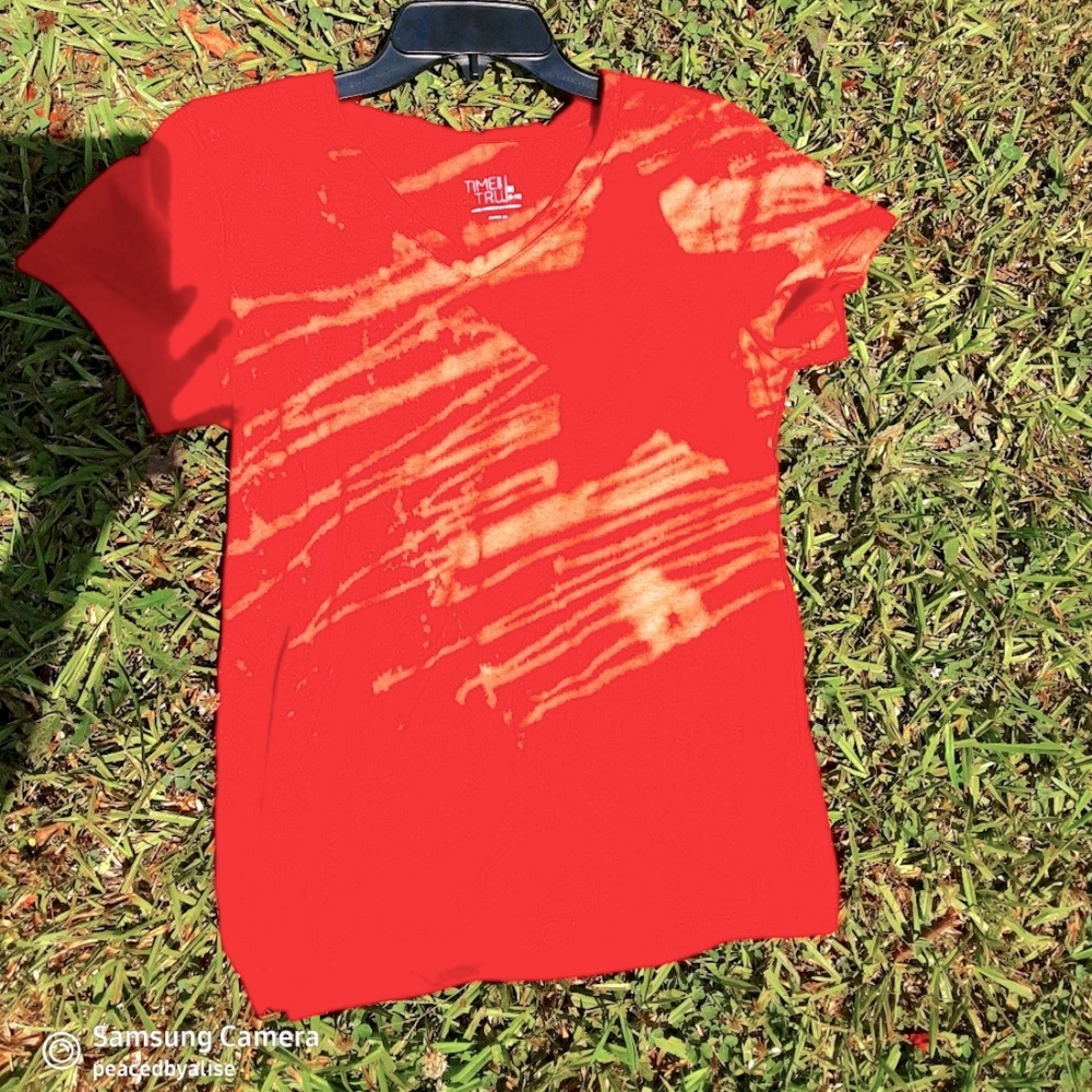 Red NWOT Star bleach out shirt rocker gold yellow fun